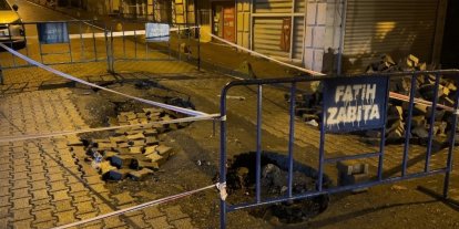 Fatih’te yağmur sonrası yol çöktü: Kamyon ve otomobil çukura girdi