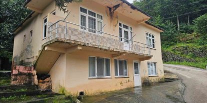 Artvin’de iki katlı evin altından çıkan su görenleri şaşkına çeviriyor