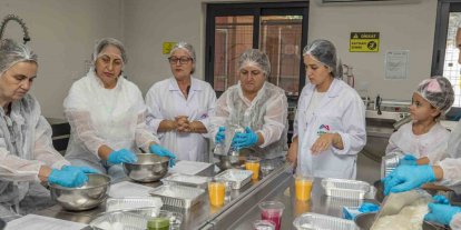 Mersin’de doğal özlerle 3 renkli erişte yaptılar