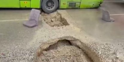Adana’da belediye otobüsü yağış sonrası oluşan çukura düştü