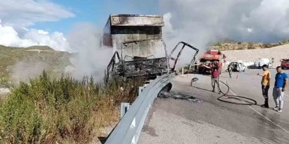 Bariyerlere çarpan kamyon alev alev yandı, sürücü yaralı kurtuldu