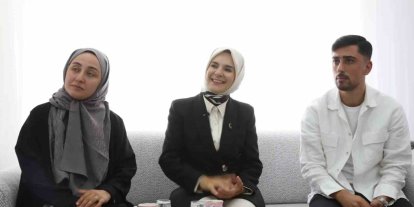 Bakan Göktaş, evlilik kredisinden yararlanan yeni evli çiftin ilk misafiri oldu