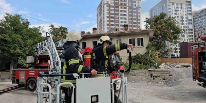 Metruk evin çatısında çıkan yangını itfaiye söndürdü