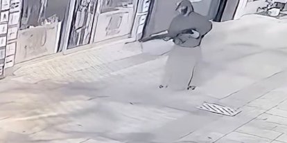 Etek giyip iş yeri kurşunladılar, polis ekiplerinden kaçamadılar