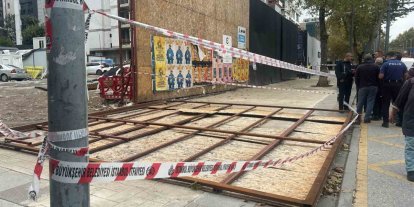 Kadıköy’de inşaatın dış koruma kaplaması vatandaşların üzerine düştü: 2 yaralı
