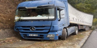İnegöl’de şeker yüklü tır yağmur suyu kanalına uçtu