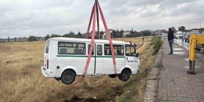 Kazaya karışan minibüs tarlaya uçtu, 1 kişi yaralandı