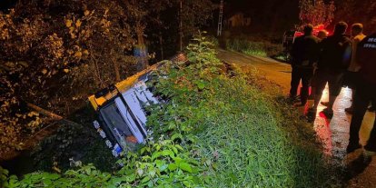 Artvin’de kamyon dere yatağına devrildi: 1 yaralı