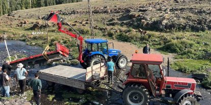 Kars’ta köylüler el ele verdi: Traktör römorkunu 4 saatte dereden çıkardılar