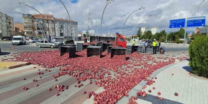 Halat koptu, tonlarca elma yola saçıldı