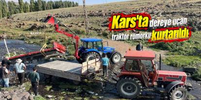Kars’ta köylüler el ele verdi: Traktör römorkunu 4 saatte dereden çıkardılar