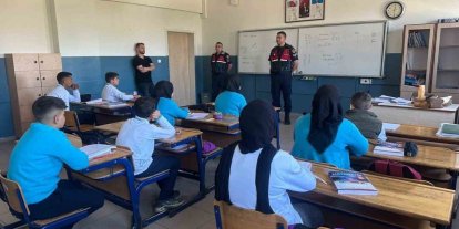 Jandarmadan 3 farklı okulda öğretmen ve öğrencilere yönelik seminer