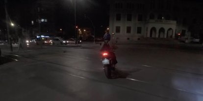 Yanlış yöne giren arkadaşını doğru yola gülerek çağırdı