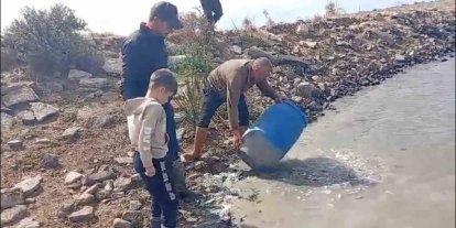 Sulama kanallarında mahsur kalan balıklar kurtarıldı