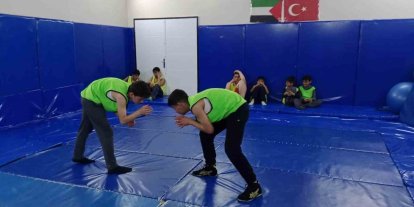 Hasköy’de genç güreşçiler minderde ter döküyor