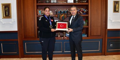 Avrupa Şampiyonu bayan millî boksörleri kabul etti