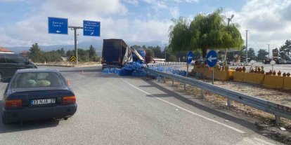 Virajı alamayan su yüklü tır devrildi