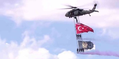 Polislerin yerli helikopterle Türk bayraklı şovu hayran bıraktı