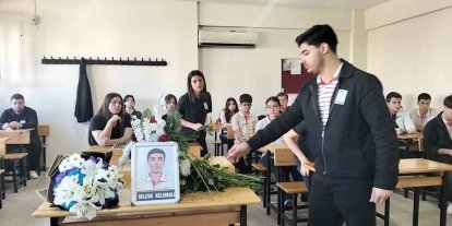 Kazada hayatını kaybeden Selçuk’un sırasına arkadaşları çiçek bıraktı