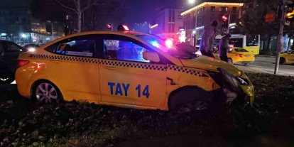 Beyoğlu’nda aniden manevra yaparak dönen araç, taksiyi yoldan çıkardı: 1 yaralı