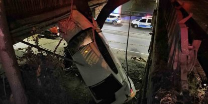 Ataköy’de alkollü sürücünün kontrolünü kaybettiği araç yol ayrımındaki boşluğa düştü