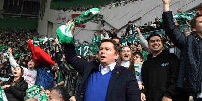 Başkan Aydın, Bursaspor’un maçını öğrencilerle birlikte izledi