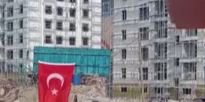 Deprem konutlarında iş bitimini davul zurnayla kutladılar