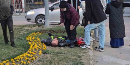 Motosiklet sürücüsünün otomobile çarpma anı kamerada