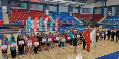 Badminton müsabakaları 18 takımın katılımıyla başladı