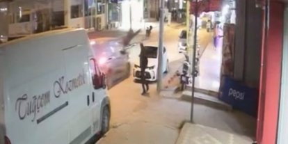 Ticari aracın çarptığı yaya metrelerce havaya uçtu