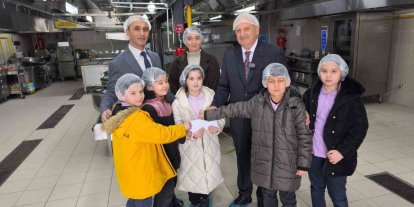 Minik öğrenciler harçlıklarını ihtiyaç sahipleri için bağışladı