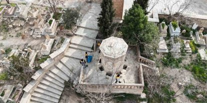 Büyükşehir Belediyesinde bayram öncesi mezarlıklarda temizlik çalışmalarını sürdürüyor