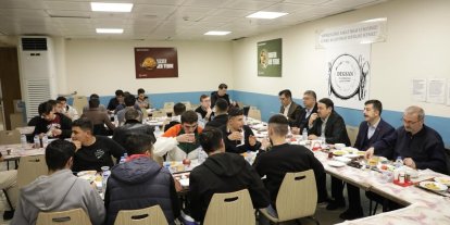 Vali Musa Işın, KYK Yurdu’nda kalan öğrencilerle sahurda buluştu