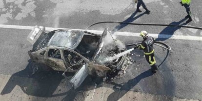 Denizli-Aydın Otoyolunda alev alan otomobil metal yığınına döndü