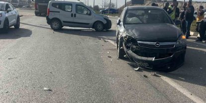 Hafif ticari araç ile otomobil çarpıştı: 5 yaralı