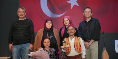 Gömeç’te engelli oyuncular minik kalplere tiyatro ile dokundu