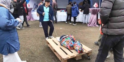 Bedensel engelli öğrenciden bilyalı palette sürüş keyfi
