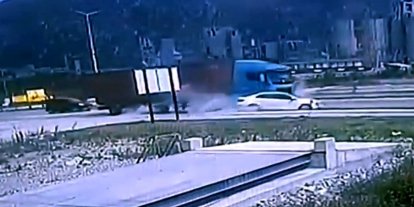 Tırın çarptığı otomobil metrelerce sürüklendi