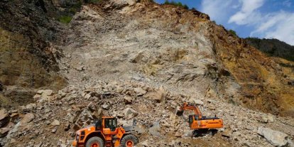 Gümüşhane-Giresun karayolundaki heyelanın ardından temizleme çalışmaları sürüyor