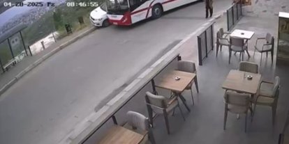ESHOT otobüsü, park halindeki otomobile çarptı