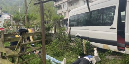 Düzce’de işçi servisi ağaca çarptı, 8 kişi yaralandı