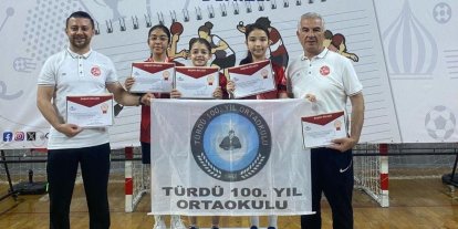 Türdü 100. yıl ortaokulu kız masa tenisi takımı grup şampiyonu oldu