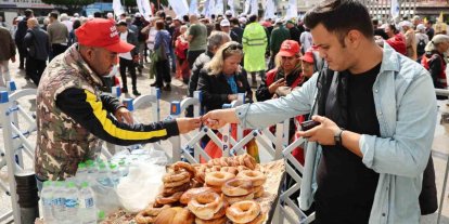 Adana’da  işçi bayramı, simitçiler bariyerlerin arkasında çalışmaya devam etti