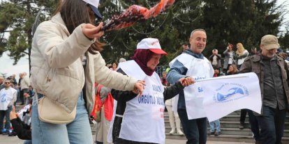 Bolu’da 1 Mayıs halaylar çekilerek kutlandı
