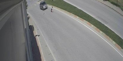 Otomobilin yayaya çarpma anı kamerada