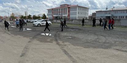 Kars'ta fıkra gibi bir olay:  Sürücü eğitim alanı okulun onüne alındı!