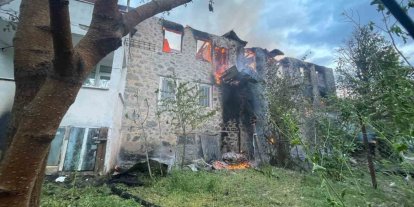 Yusufeli’nde iki katlı ahşap evde çıkan yangın evi küle çevirdi