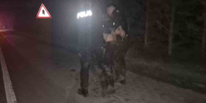 Kimlik kontrolü sırasında kaçtı, peşinden koşan polislerle beraber bataklığa düştü