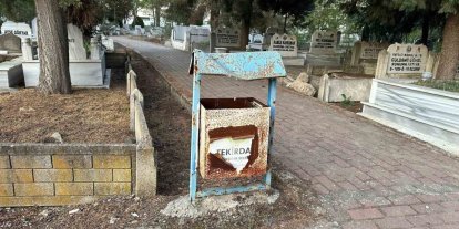 Muratlı Mezarlığı’ndaki çöp kovaları yenilenmeyi bekliyor