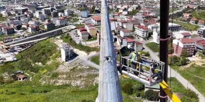 Depremde hasar gören Arnavutköy Sıddık Camii’nin minaresi söküldü
